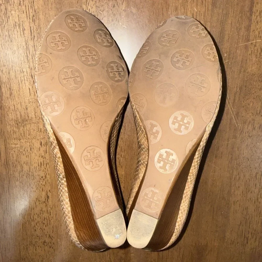 Tory Burch Julianne Snake Print Peep Toe Wedge Heels Logo Medallion 6.5M Leather